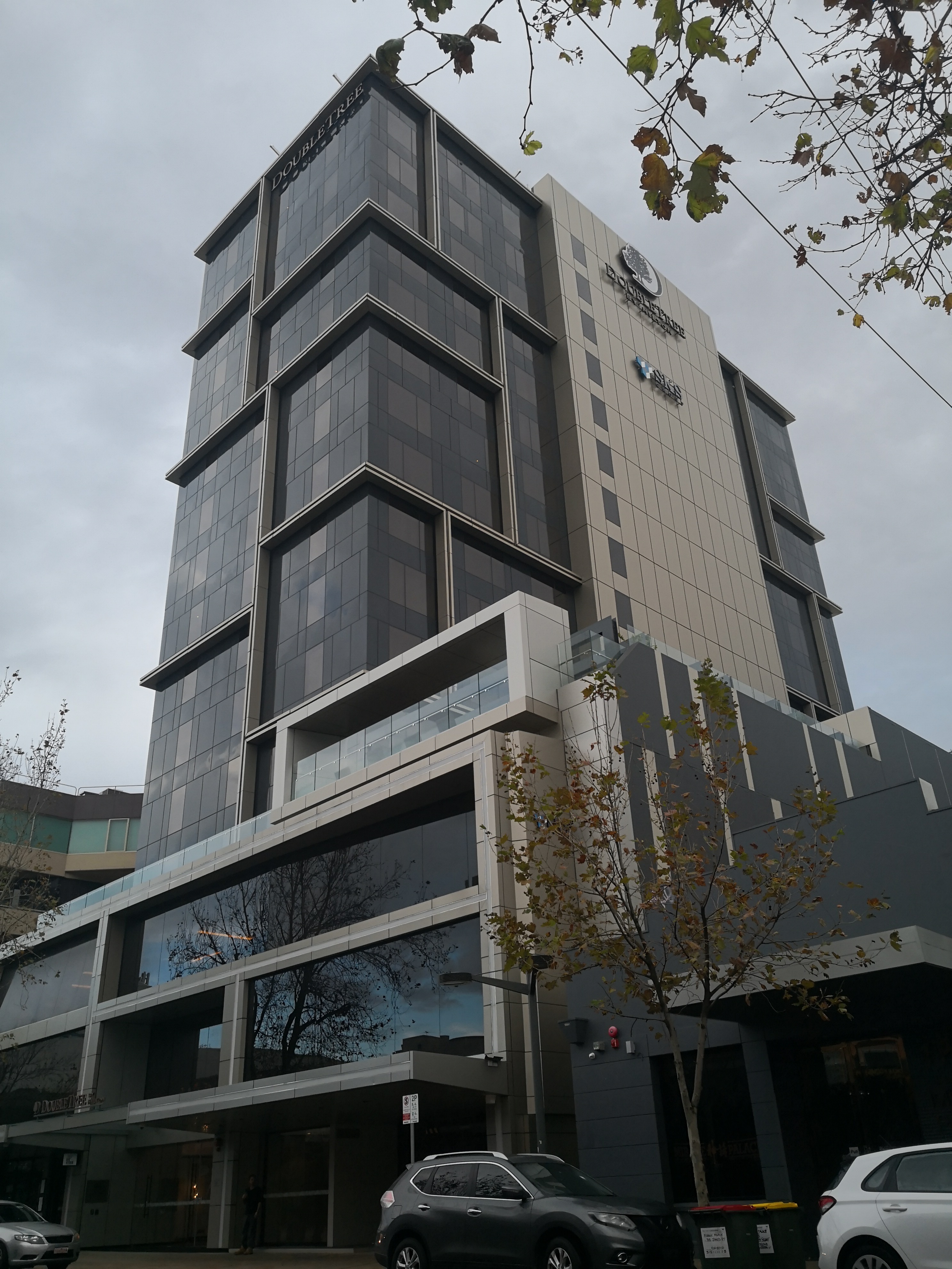 Latest company Cases about Unitized Curtain Wall Project for Hilton Northbridge, Australia